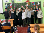 Школьники из Чебачего поздравили защитников Отечества небольшим концертом